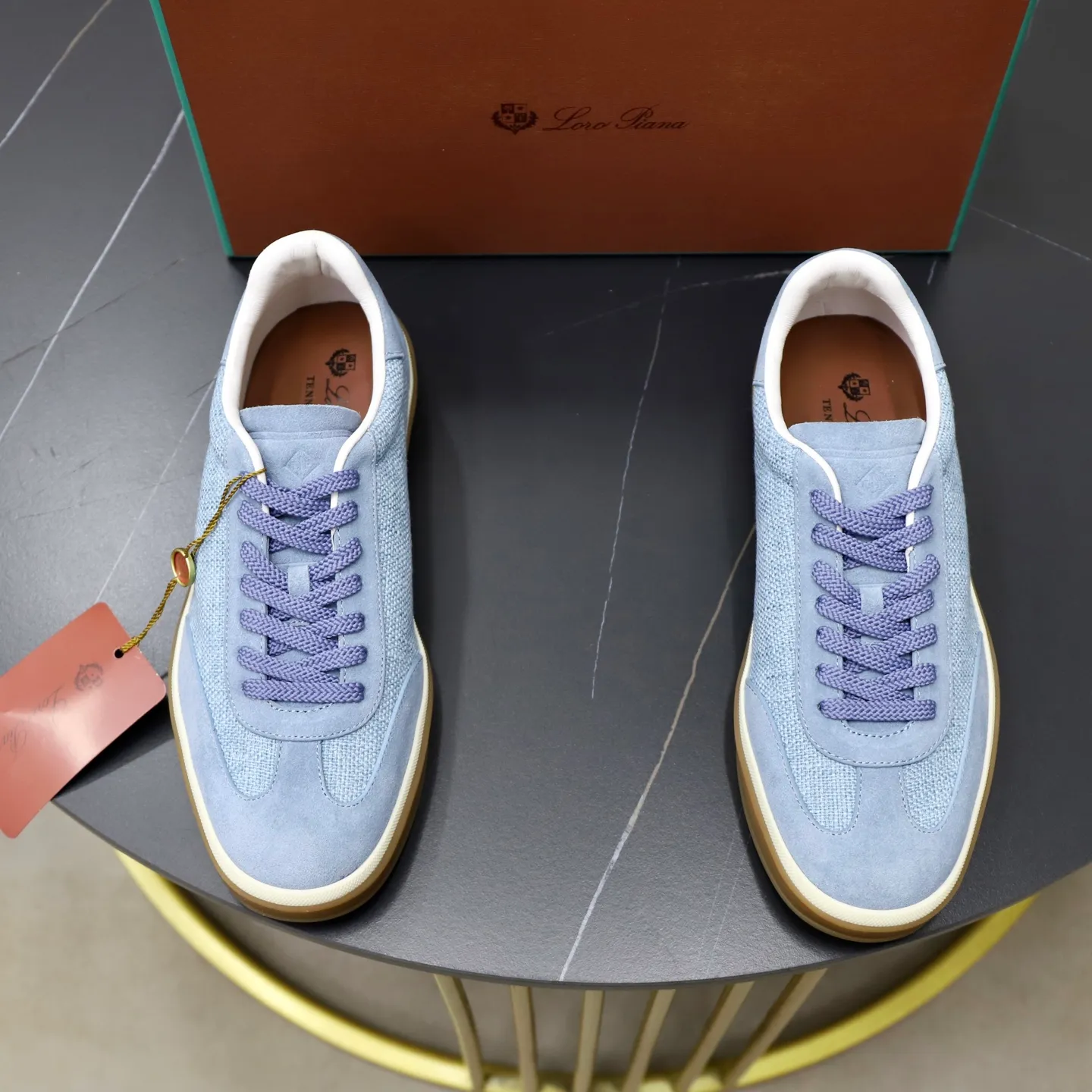 Ex-factory price: 540💰Loro Riana men’s moral training sneakers! Made from high-quality materials and designed in a low-cut silhouette, it offers an elegant and stylish look that's suitable for year-round wear. The unique double-layer sole aesthetic design, caramel cup-shaped outsole is decorated with off-white rubber trim, creating an attractive color combination. Pair with tailored pieces or jeans for a sophisticated yet casual look. The heel is decorated with soft cow leather tongue with Kummel color inserts and cotton laces with embossed LP logo. Upper: cow split suede stitching knitted fabric. Lining: original thickened soft sheepskin. Size: 38-39-40-41-42-43-44 (customized in 45.46)